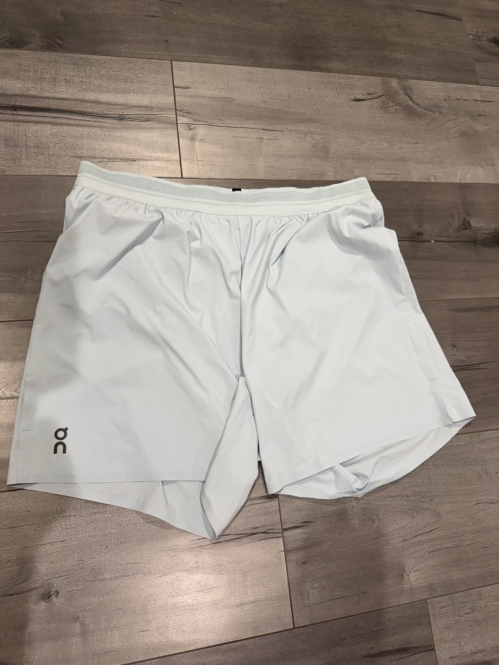 ON RUNNING 5” Performance Shorts 
color: Arctic